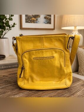 Fossil Yellow Leather crossbody/ Shoulder Bag with Front Zip Pocket